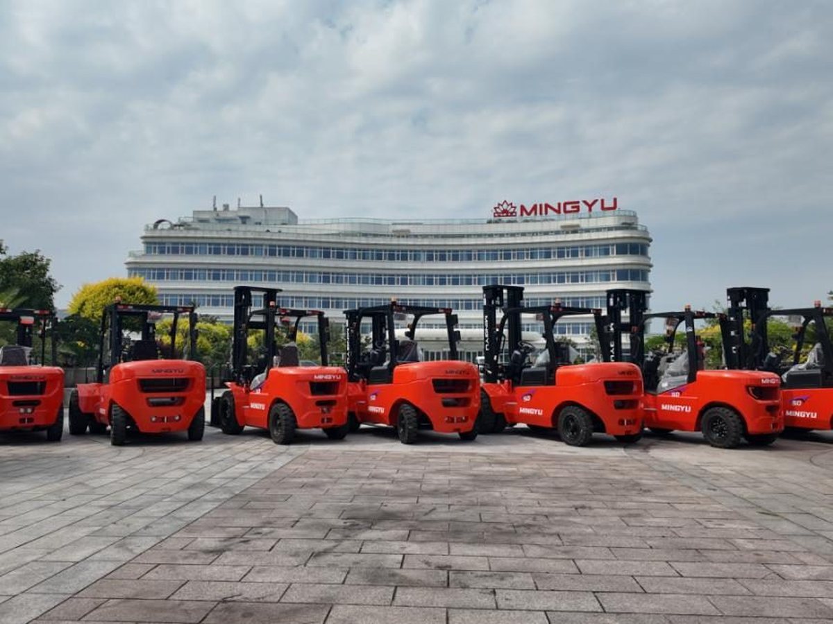 news 20260608 forklifts overseas shipment image 01